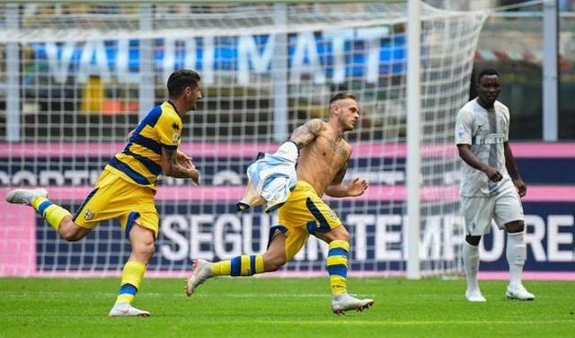  国际米兰主场逆转佛罗伦萨，劳塔罗补时双响  