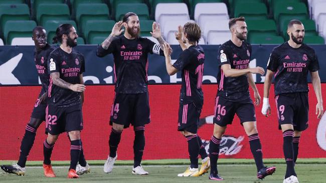  雷恩主场暴雨中战平对手 VAR判罚引发争议  