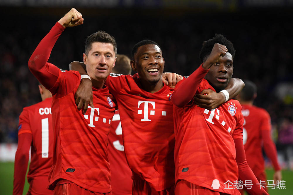 16 莱万联赛三十球荣膺金靴奖  