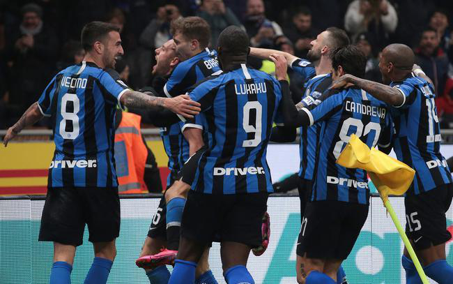  国际米兰绝杀劲旅登顶意甲积分榜首  